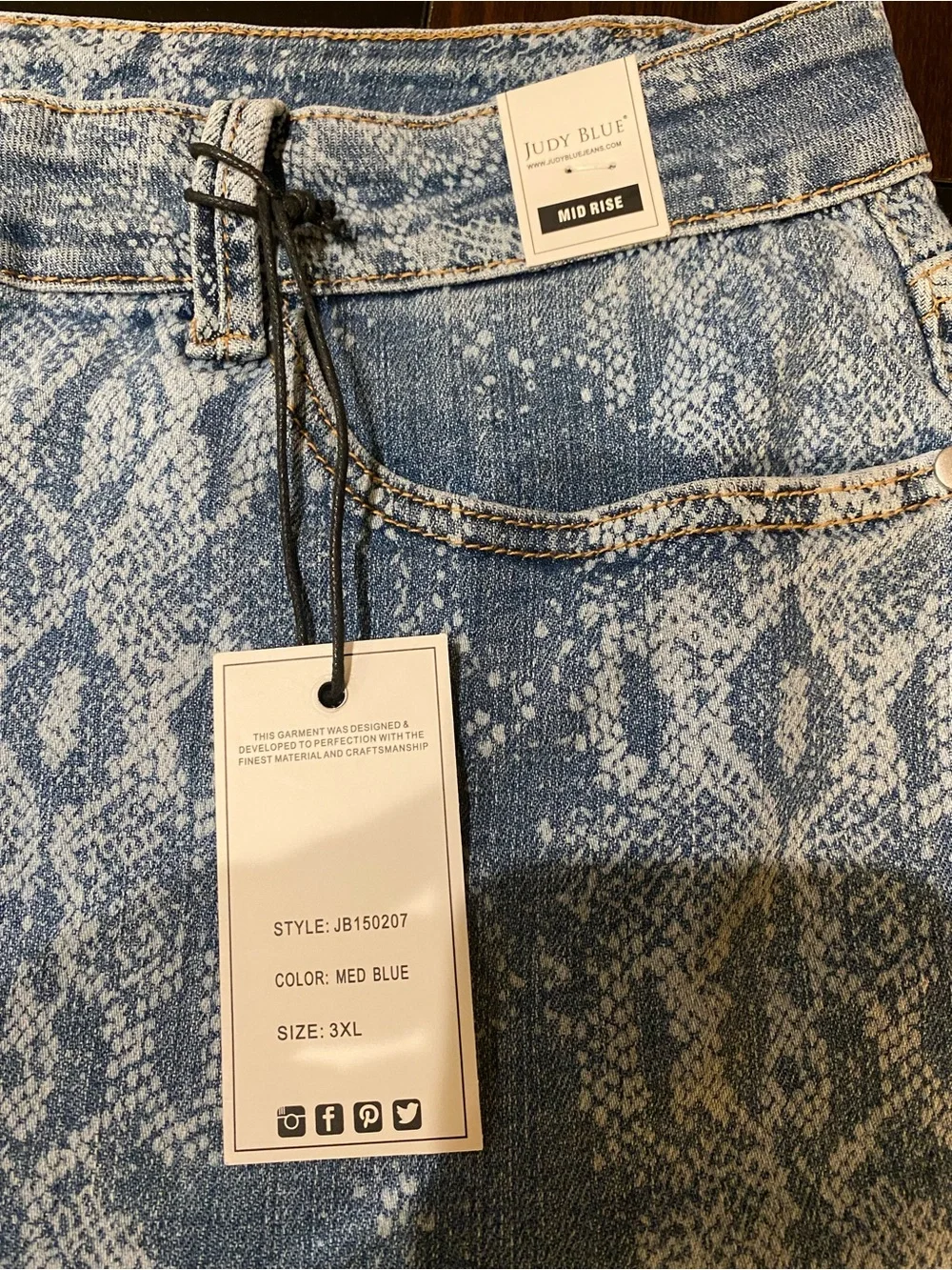 Judy Blue NWT Bleach Blue Snakeskin Laser Printed Mid Rise Shorts Plus 3XL 20W